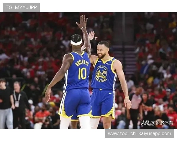 库里远投命中，金州勇士替补席反应最先